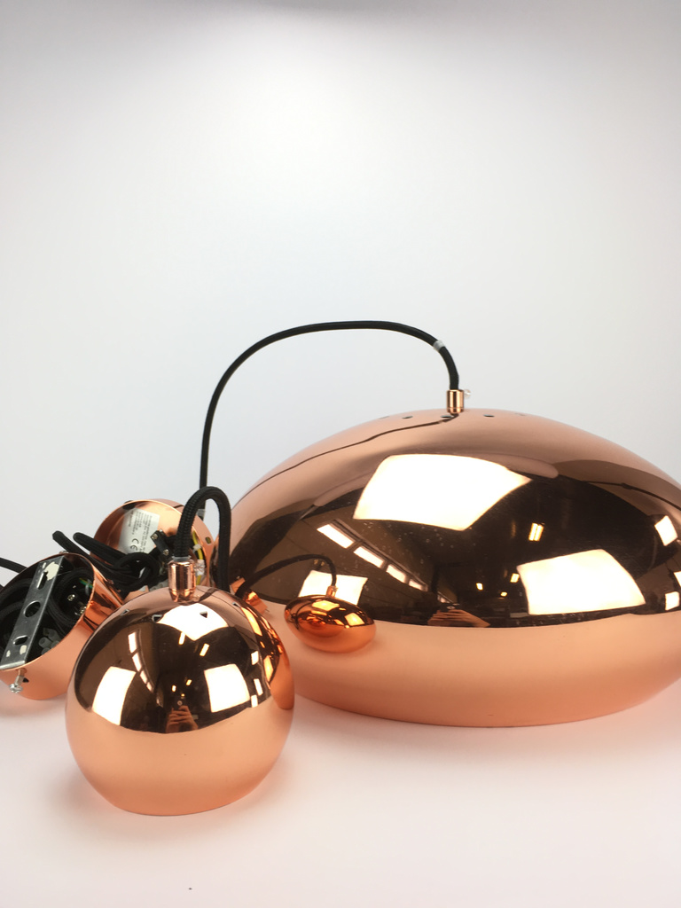 Set 2 Koppar Runda Lampor Stl. Stor: ca 34cm Dia/ liten: ca 10 cm Dia Skick: Bra