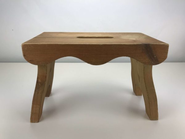 Söt Liten Träpall Ca 29x20cm. Skick: OK