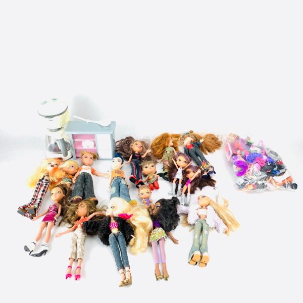 16 st Bratz dockor med tillbehör