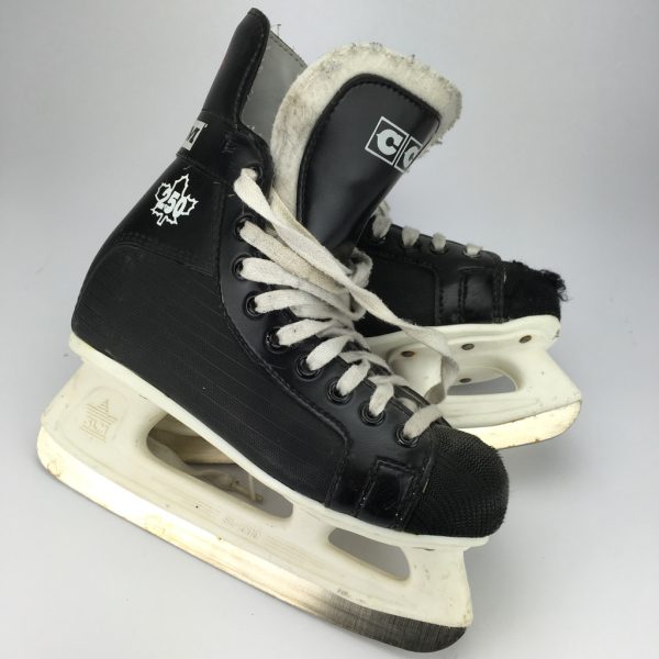 CCM 250 Skridskor Stl 37 / innermått 23,5cm. Skick: Ok.