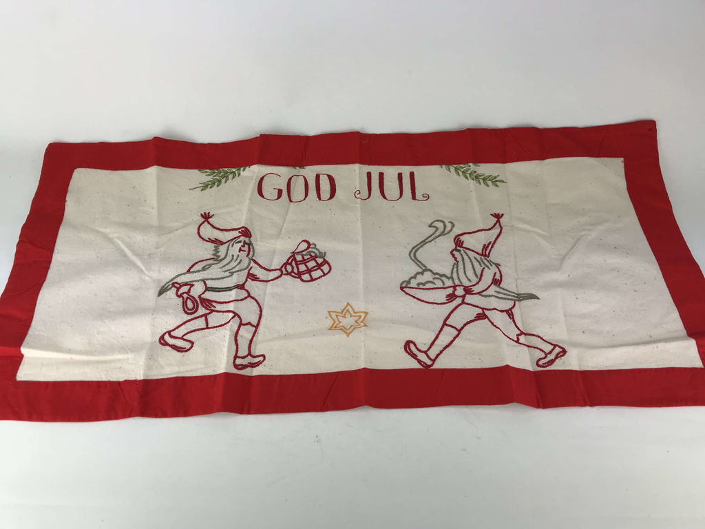 Jul God duk med julmotiv  Ca 30x70cm. Skick: OK