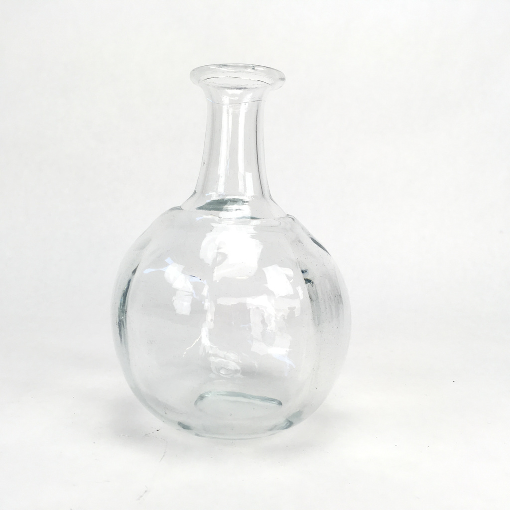 Glasflaska 15,5x12cm. Signerad