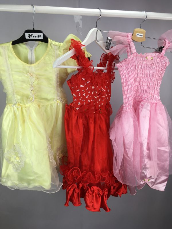 Utklädningsset Prinsessklänningar tillbehör 4 klänningar 3 kjolar Skick: Bra