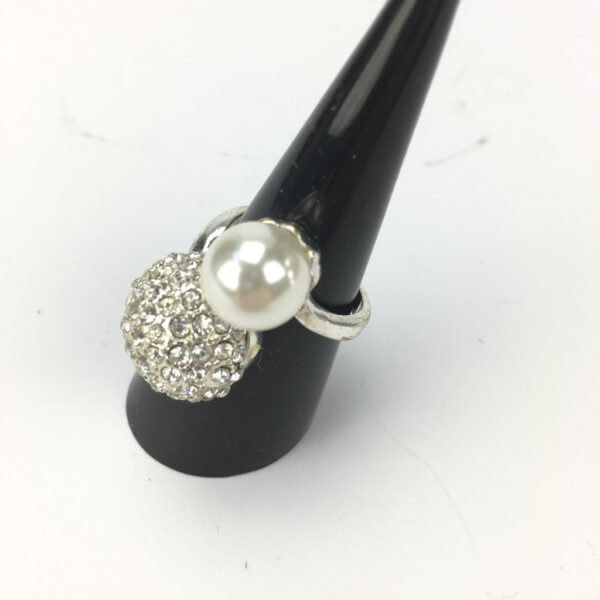 Silvrig Ring Sten/Pärla detaljer. Stl 6 / 16,8mm. Skick: Bra