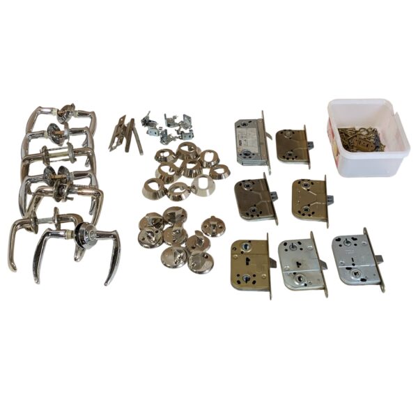 Stort parti dörrhandtag, beslag & låskistor ASSA m.m. Lås