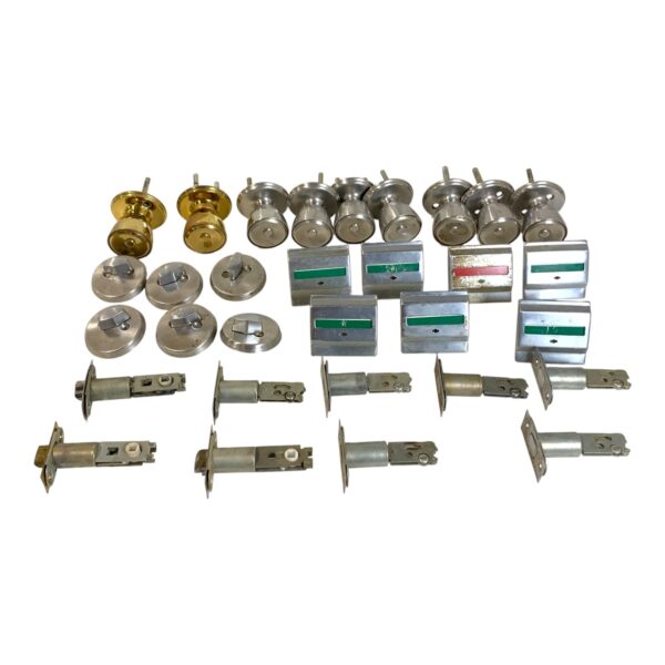 Äkta tågdetaljer – beslag, vred och dörrdelar från riktigt tåg