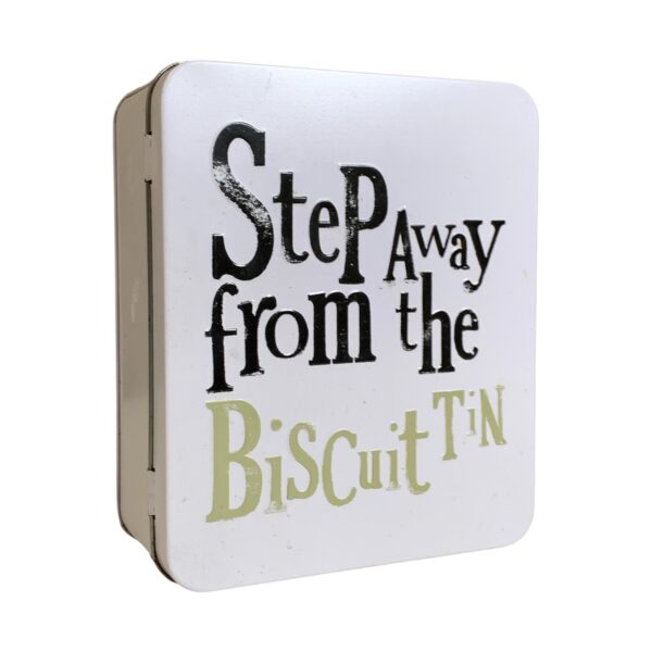 Vit plåtlåda Biscuit Tin ”Step Away” humor förvaring burk 18x15x7 cm