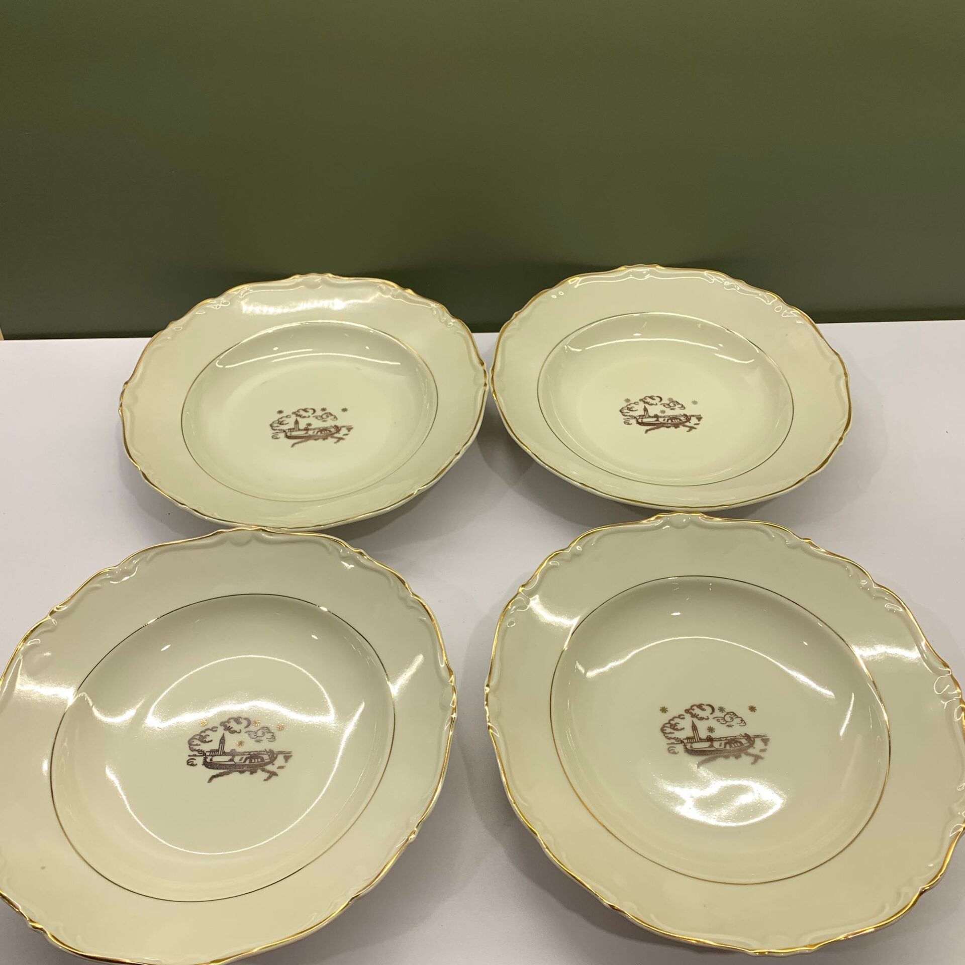 Karlskrona Porslinsfabrik 4 st Djupa Tallrikar 25cm Guldig Kant Beige