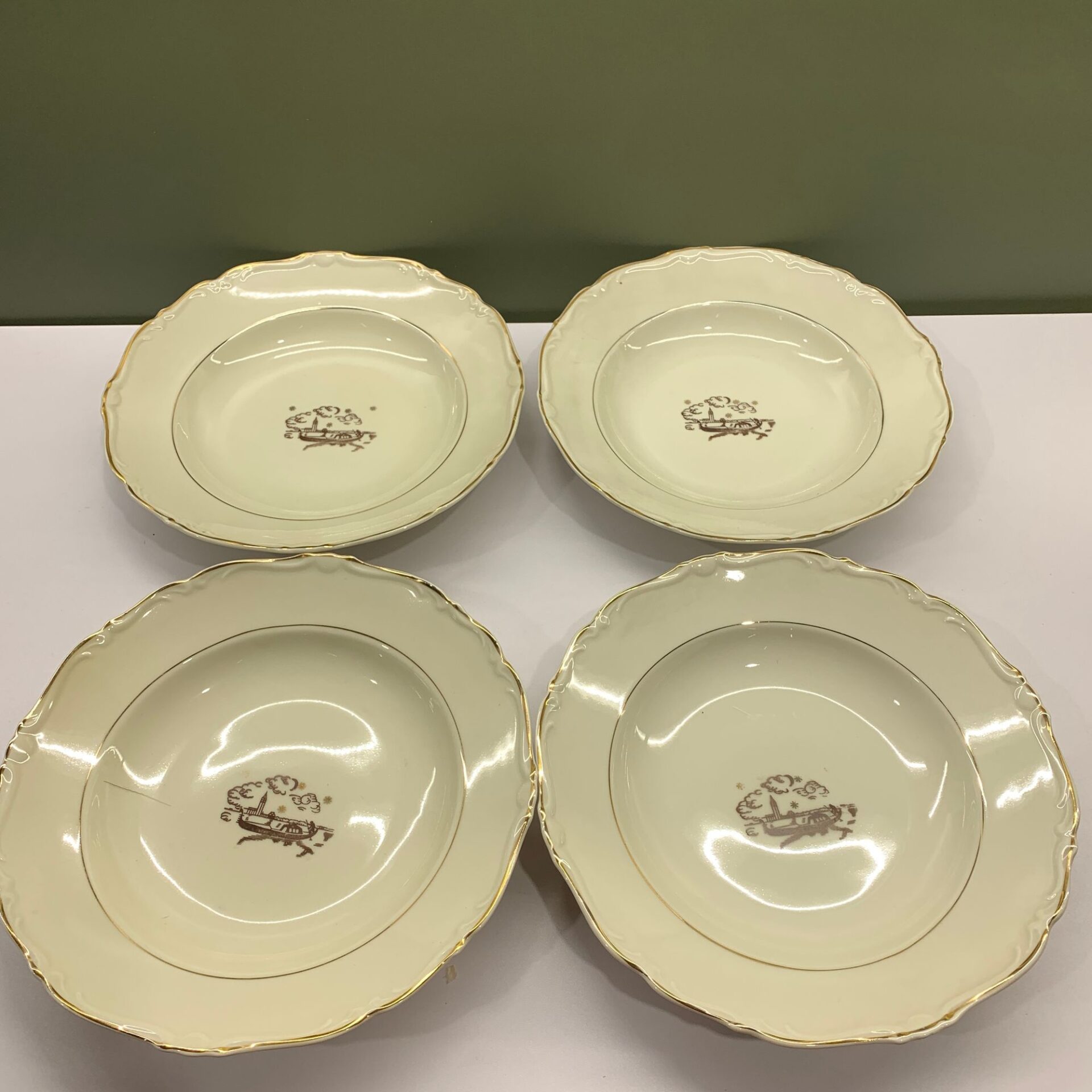 Karlskrona Porslinsfabrik 4 st Djupa Tallrikar 25cm Guldig Kant Beige