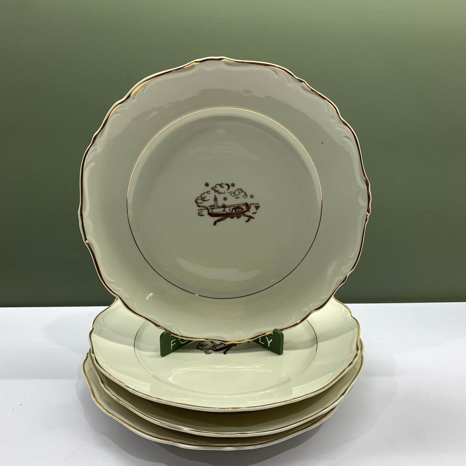 Karlskrona Porslinsfabrik 4 st Mattallrikar 25cm Guldig Kant Beige