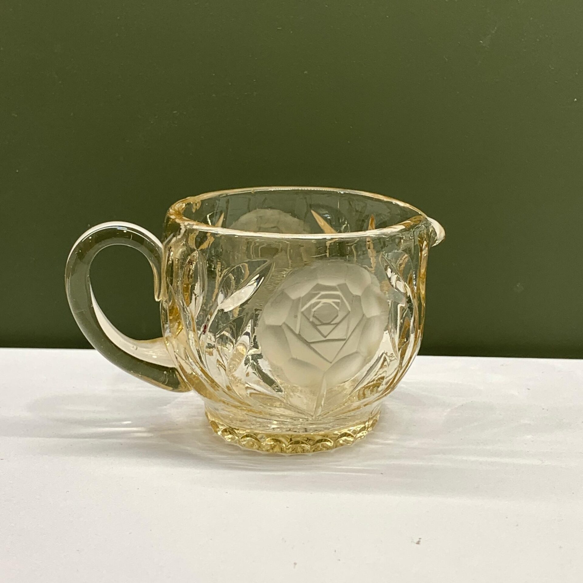 Kanna Färgat Glas Ros Etsad Blomma Gräddkanna 7cm