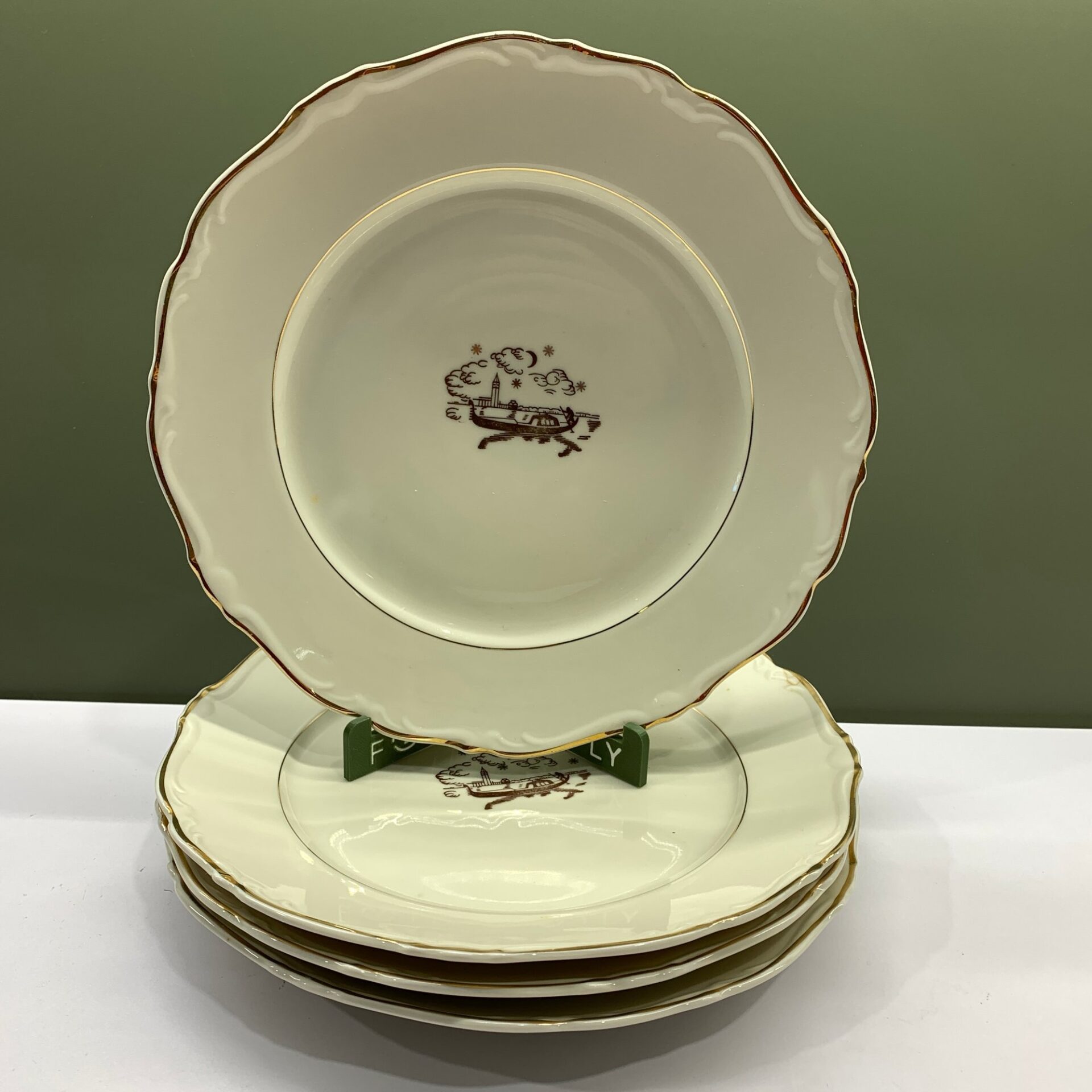 Karlskrona Porslinsfabrik 4 st Mattallrikar 25cm Guldig Kant Beige
