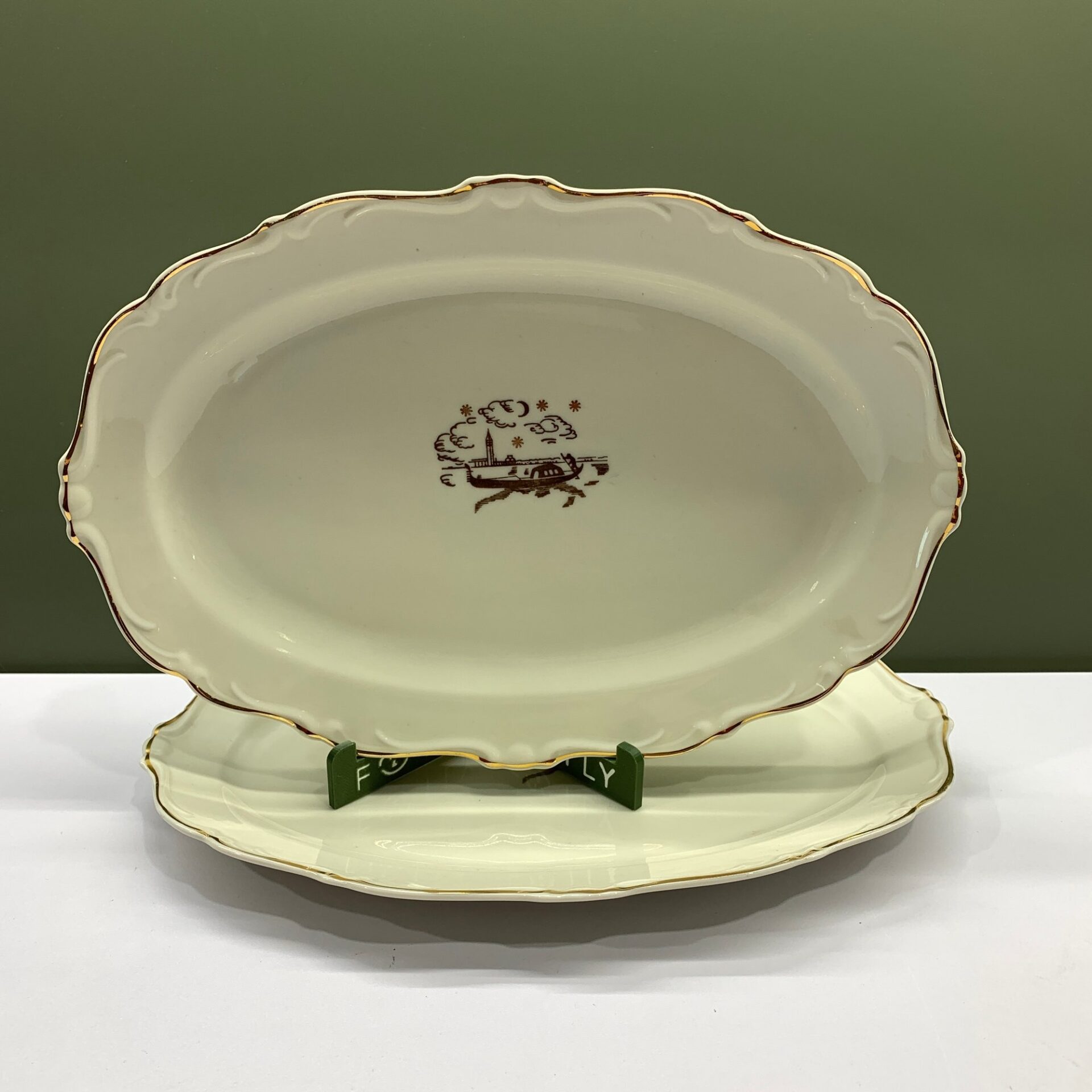 Karlskrona Porslinsfabrik 2 st Fat 30cm Beige Guldigkant Uppläggningfat