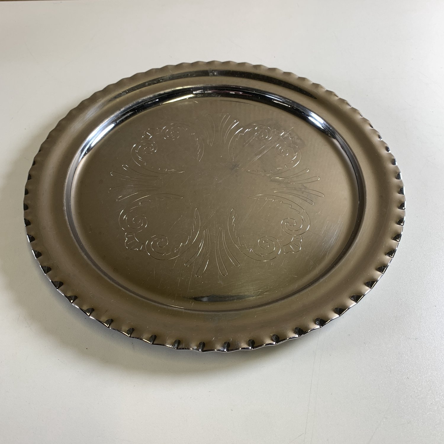 Krom Fat Metall Rund Dekor Graverad Silverfärgad Serveringsfat Retro