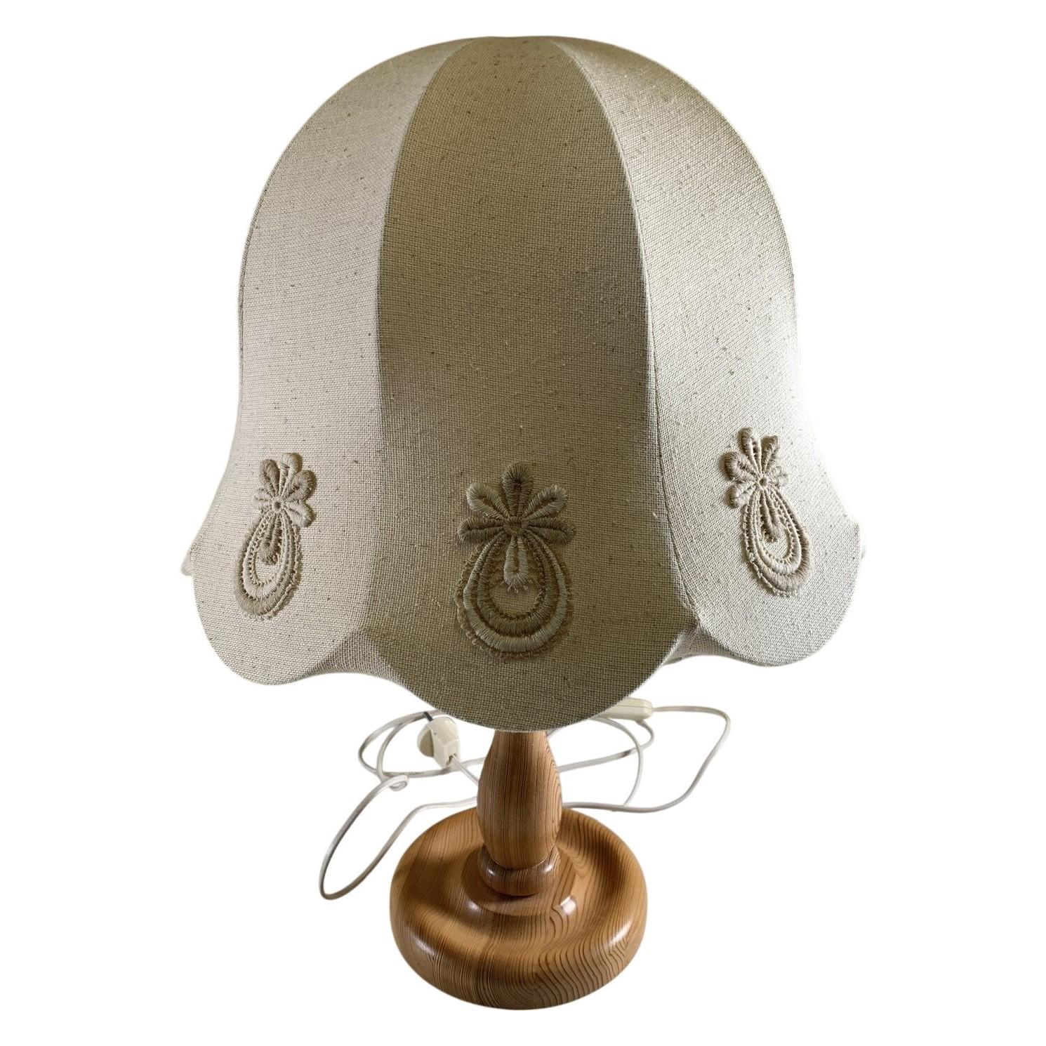 Stor Bordslampa Träfot Beige Skärm Brodyr Retro Tyg Klassisk Inredning