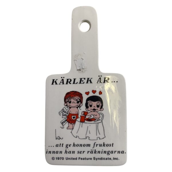 Kärlek Är Bricka Porslin Vit Retro Seriemotiv United Feature Syndicate 1970