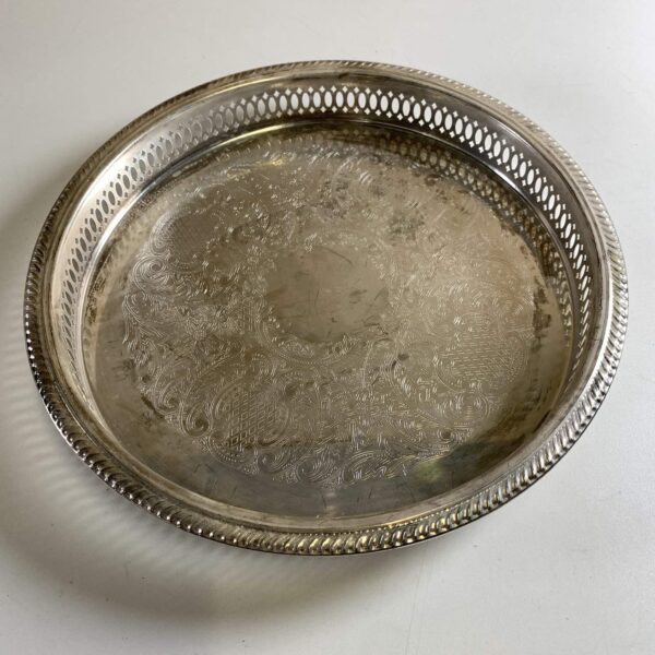Bricka Rund Metall Graverad Silverfärgad Vintage Serveringsbricka