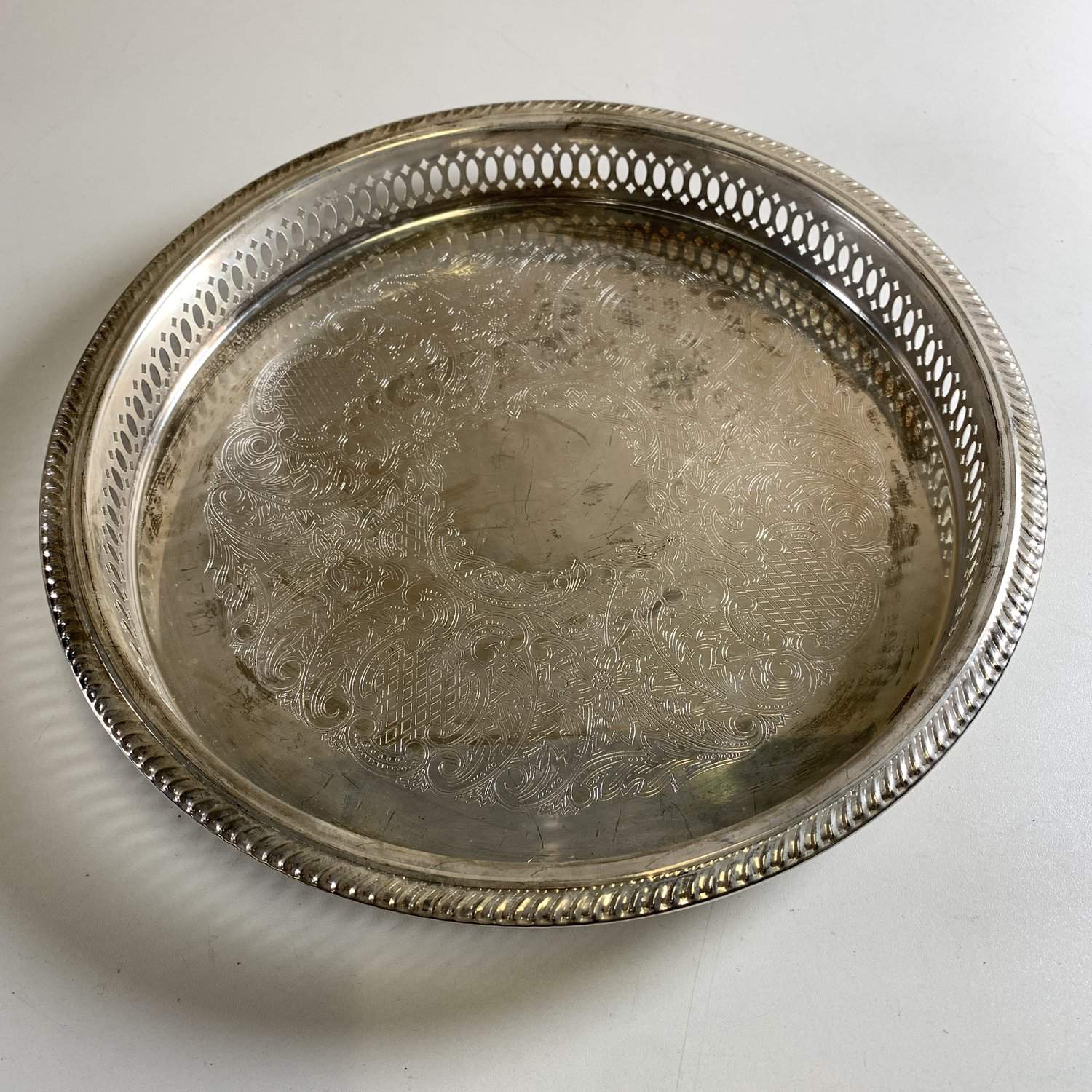 Bricka Rund Metall Graverad Silverfärgad Vintage Serveringsbricka