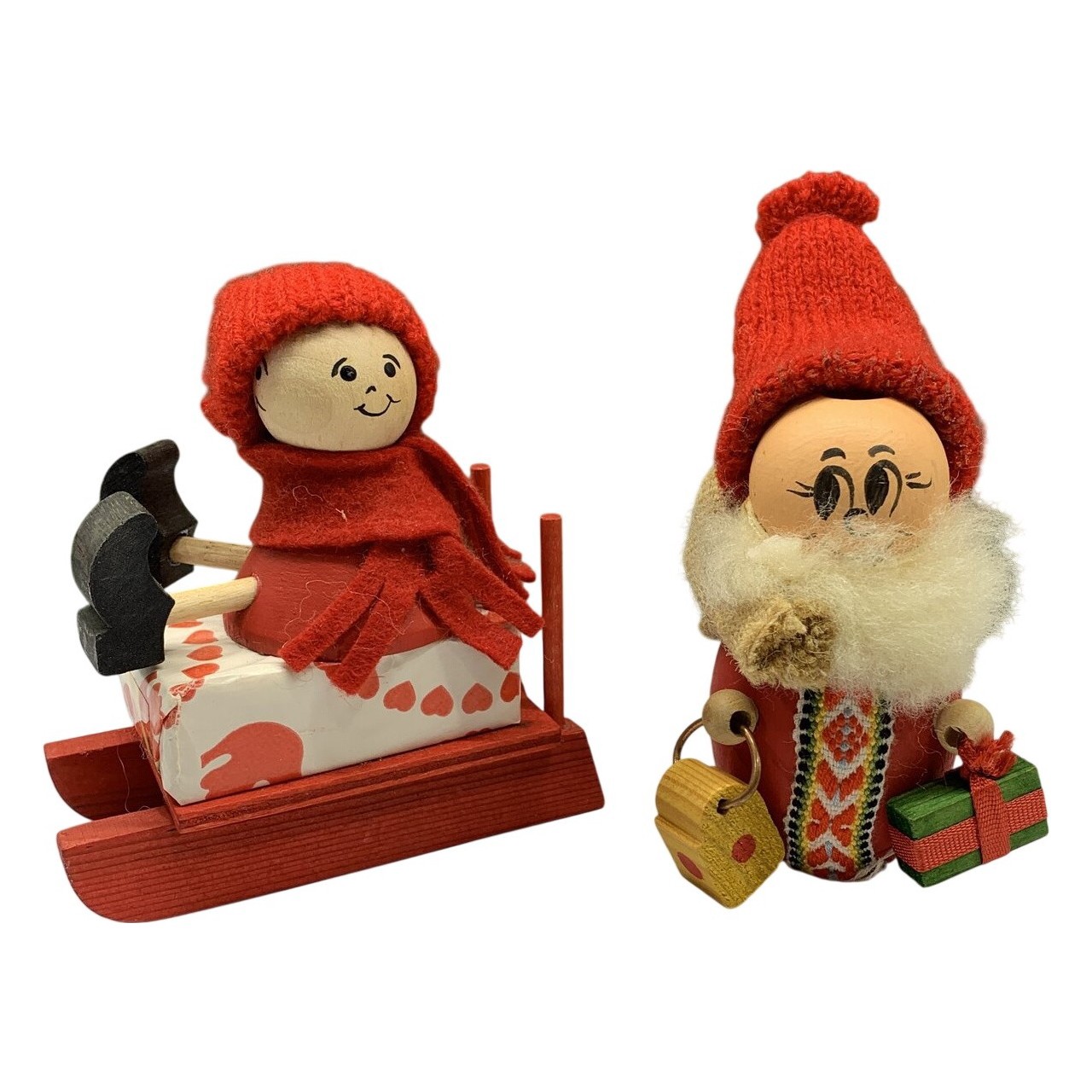 2 st Träfigurer Jul Tomte Släde Röd Handgjord Made In Sweden Dekoration