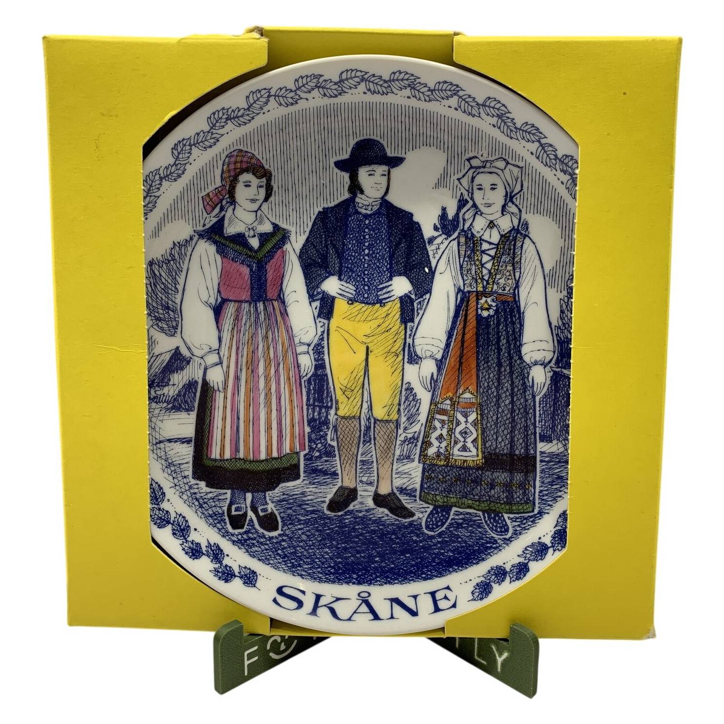 Ravn Porslin Väggtallrik Skåne Svenska Folkdräkter Blå Vit Porslin Samlartallrik