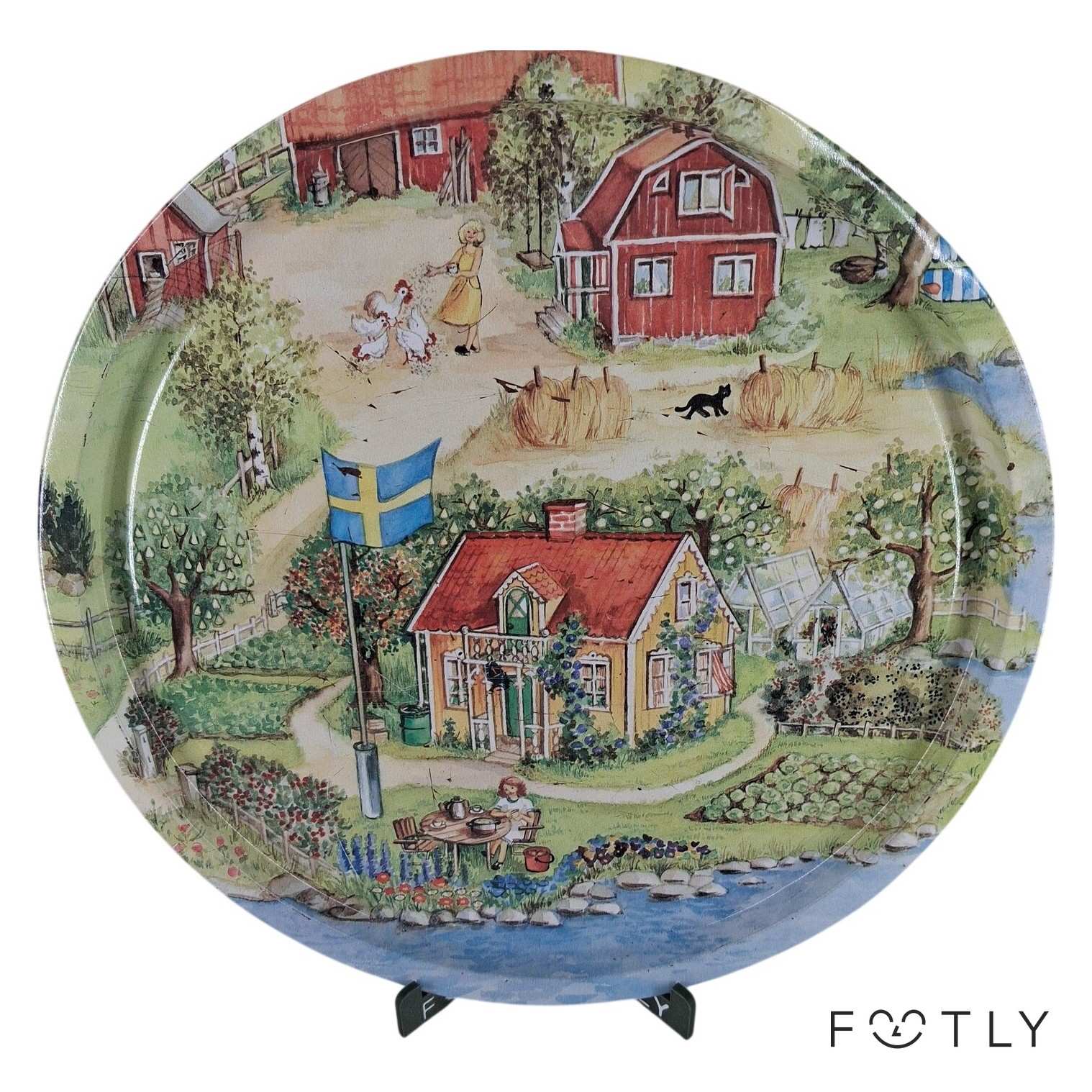 Bricka Rund Svensk Sommar Motiv Gård Hus Fika Blå Gul Vintage Serveringsbricka