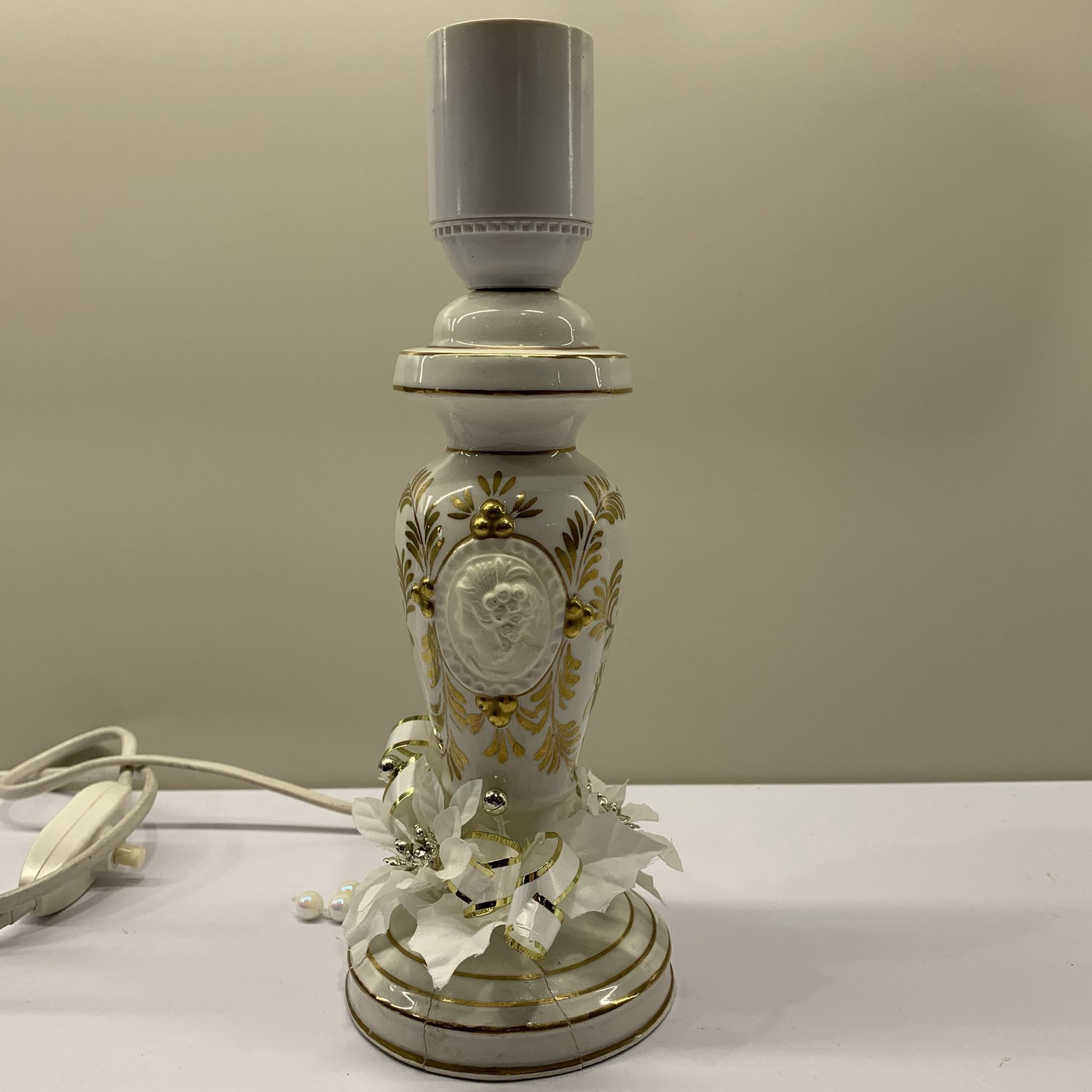 Italy Bordslampa Porslin Vit Guld Dekor Blommor Kamee Italiensk Vintage Lamp